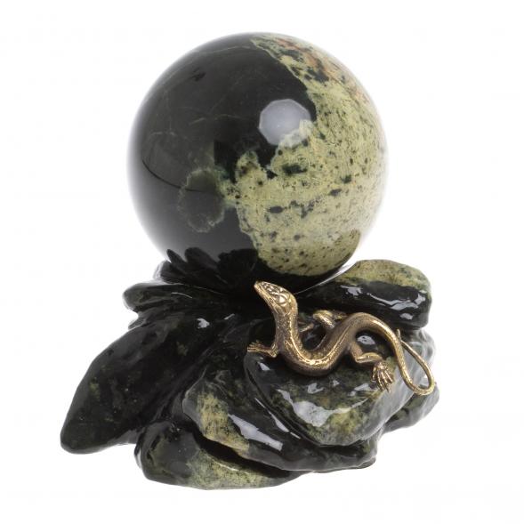 Композиция &amp;quot;Ящерица на скале&amp;quot; с шаром 10 см змеевик 126882