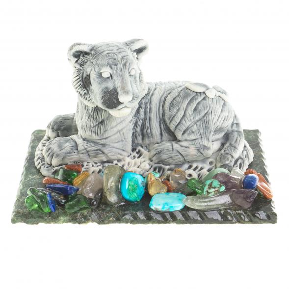 Сувенирная фигурка &amp;quot;Тигрёнок с бабочкой&amp;quot; из змеевика и мрамолита - символ 2022 года