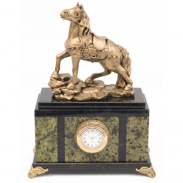 Часы &amp;quot;Конь&amp;quot; из змеевика и мрамолита 117678