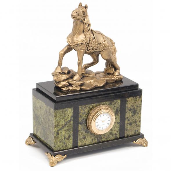 Часы &amp;quot;Конь&amp;quot; из змеевика и мрамолита 117678