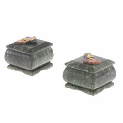 Шкатулка из темно-зеленого змеевика с ящерицей