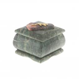 Шкатулка из темно-зеленого змеевика с ящерицей