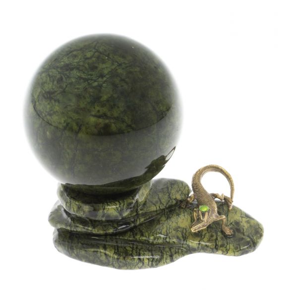 Композиция с ящерицей и шаром из шабровского змеевика 9х6х8,5 см 128913