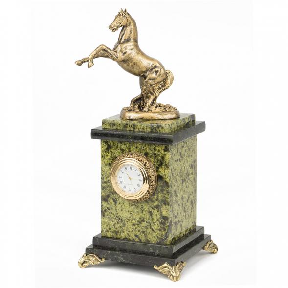 Часы &amp;quot;Вздыбленный конь&amp;quot; из змеевика и мрамолита 117896