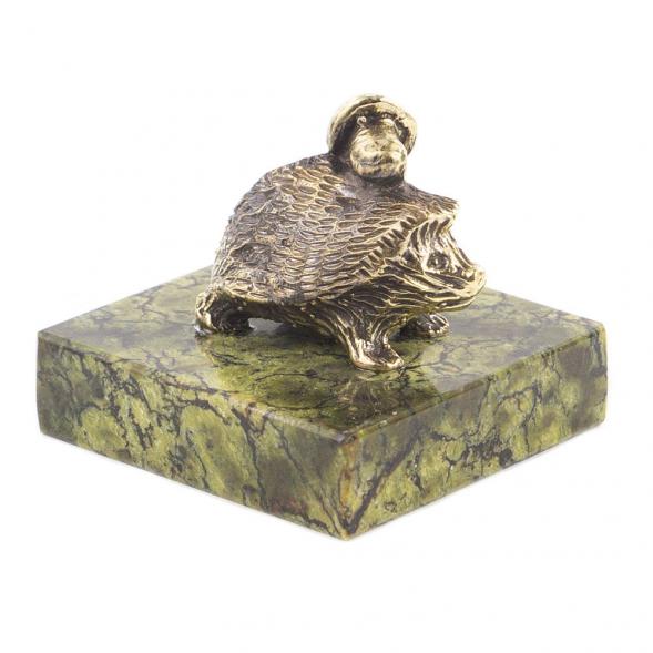 Статуэтка из бронзы на подставке из змеевика &amp;quot;Еж с грибом&amp;quot; 119831