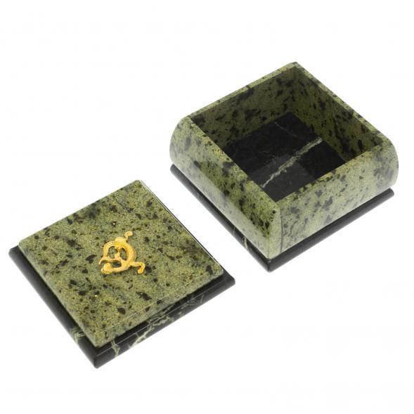 Шкатулка с ящерицей из змеевика 9,5х9,5х7 см 129505