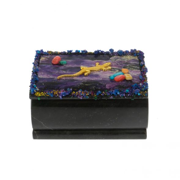 Шкатулка с иллюстрацией под чароит &amp;quot;Ящерица и самоцветы&amp;quot; змеевик 10х6,5х6 см 128777