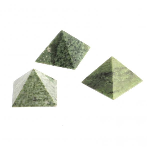 Пирамида из жадеита 3х3х2 см 124963