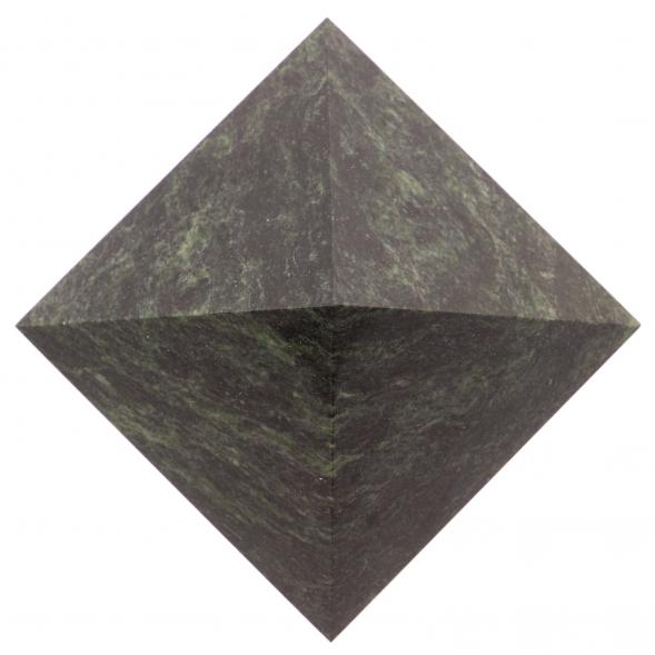 Пирамида из шабровского змеевика 8х8х7 см 126377