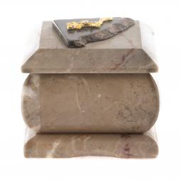 Шкатулка из мрамора с декором из яшмы