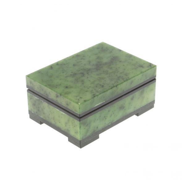 Шкатулка из нефрита 9,5х7х4,5 см 127166