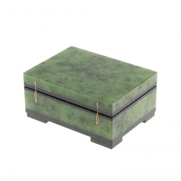 Шкатулка из нефрита 9,5х7х4,5 см 127166