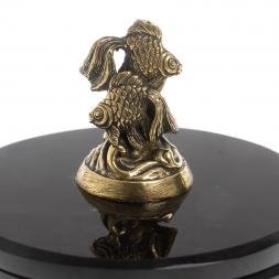 Шкатулка круглая &amp;quot;Две рыбки&amp;quot; из черного обсидиана 7,5х7,5х8 см