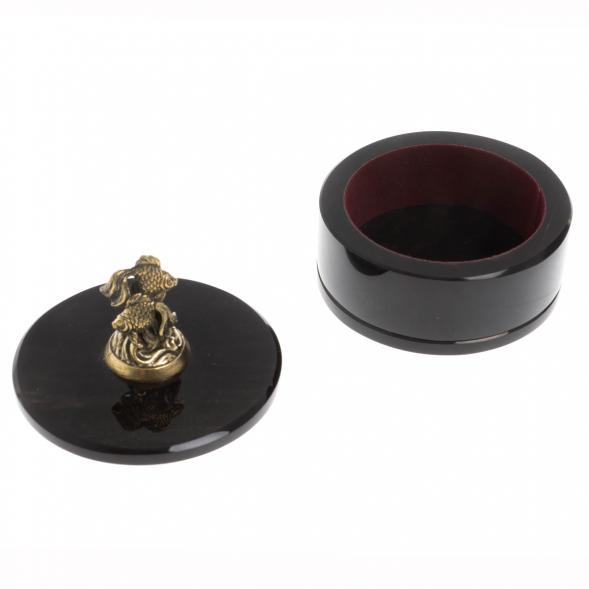 Шкатулка круглая &amp;quot;Две рыбки&amp;quot; из черного обсидиана 7,5х7,5х8 см 130050