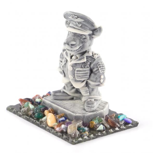 Сувенир &amp;quot;Бык - полковник&amp;quot; из мрамолита на подставке из змеевика 121183