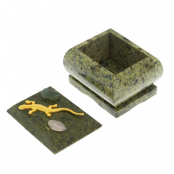 Шкатулка прямоугольная с ящерицей из змеевика 6,5х5,5х5,5 см 129461