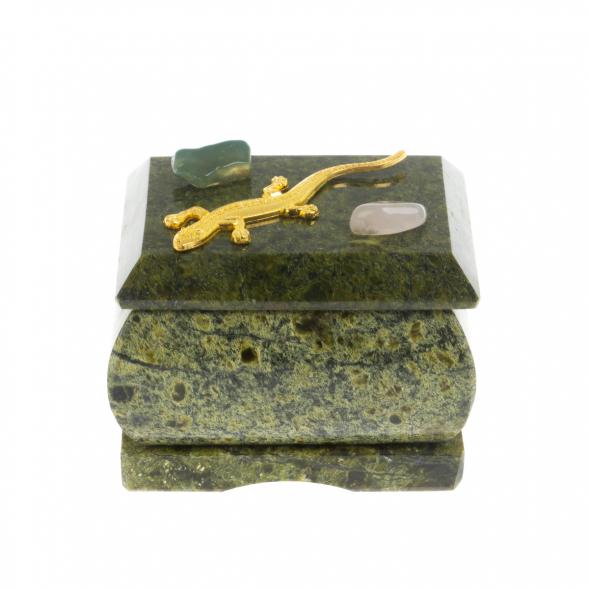Шкатулка прямоугольная с ящерицей из змеевика 6,5х5,5х5,5 см 129461