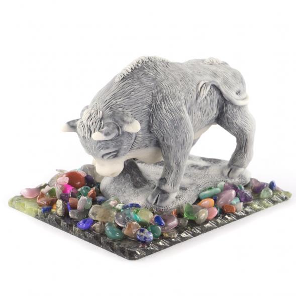 Сувенир &amp;quot;Бык в стойке&amp;quot; из мрамолита на подставке из змеевика 121187