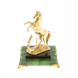 Бронзовая статуэтка &amp;quot;Лошадь с подковой&amp;quot; на нефрите