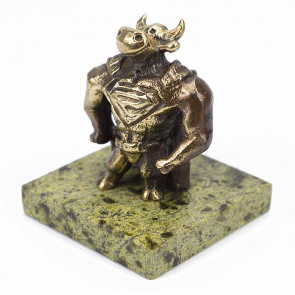 Статуэтка из бронзы &amp;quot;Бык супергерой&amp;quot; на подставке из змеевика 117934