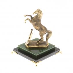 Бронзовая статуэтка &amp;quot;Лошадь с подковой&amp;quot; камень нефрит