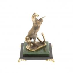 Бронзовая статуэтка &amp;quot;Лошадь с подковой&amp;quot; камень нефрит