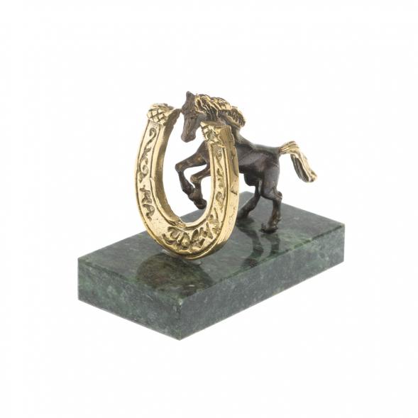 Статуэтка &amp;quot;Конь на дыбах с подковой на удачу&amp;quot; шабровский змеевик 128973